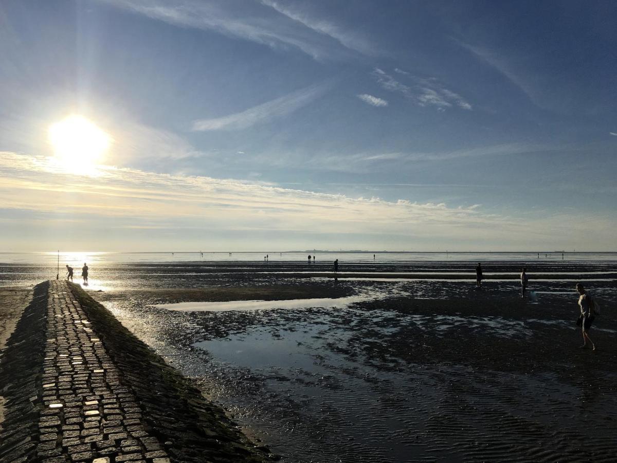 Luettje Huus Frieda Mit Strandkorb Am Strand Von Mai Bis September Cuxhaven Extérieur photo