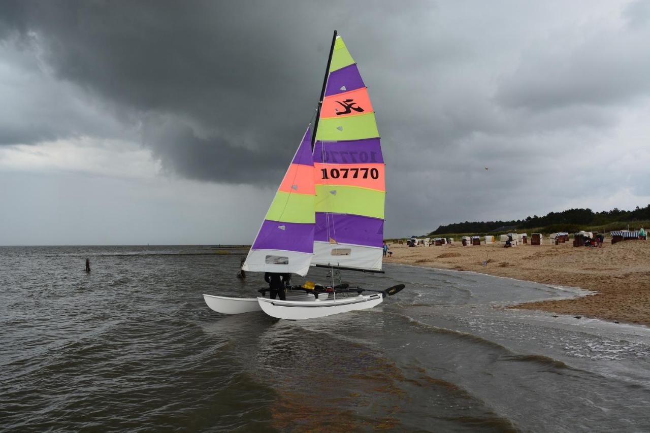 Luettje Huus Frieda Mit Strandkorb Am Strand Von Mai Bis September Cuxhaven Extérieur photo